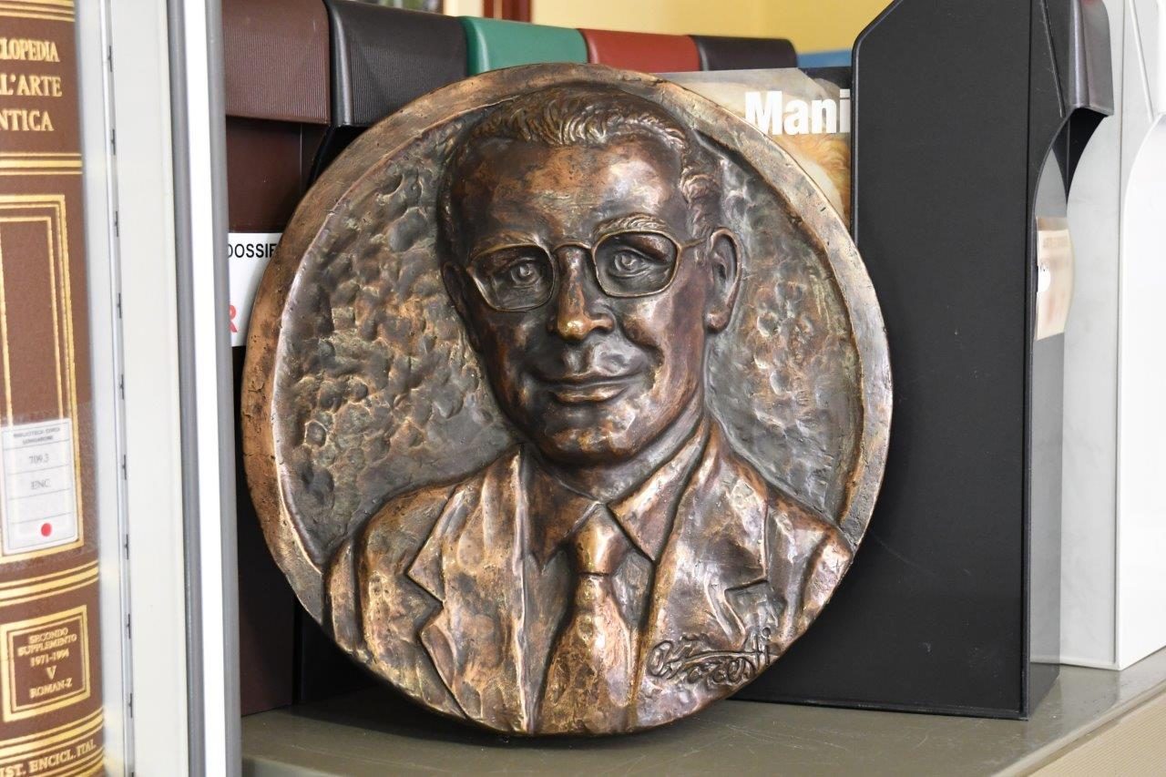 Carlo Pais medallion - 01.jpg